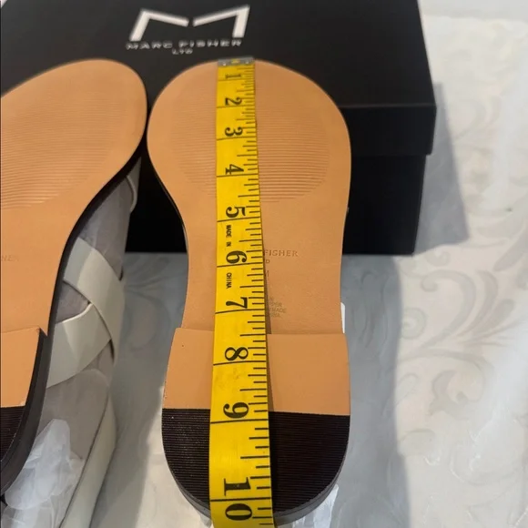 Marc Fisher Loop Sandal. Ladies 8 - Picture 13 of 15